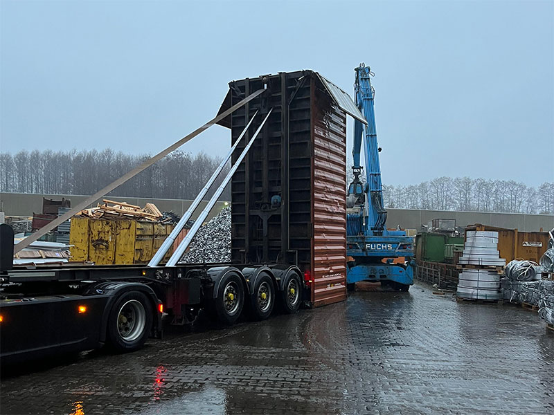 Verladung eines Überseecontainers mit Aluminiumteilen auf dem Gelände von Aluminium Krüger