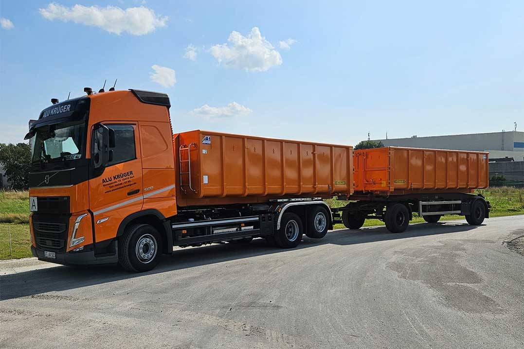 Orangener LWK steht auf einer Landstra&szlig;e