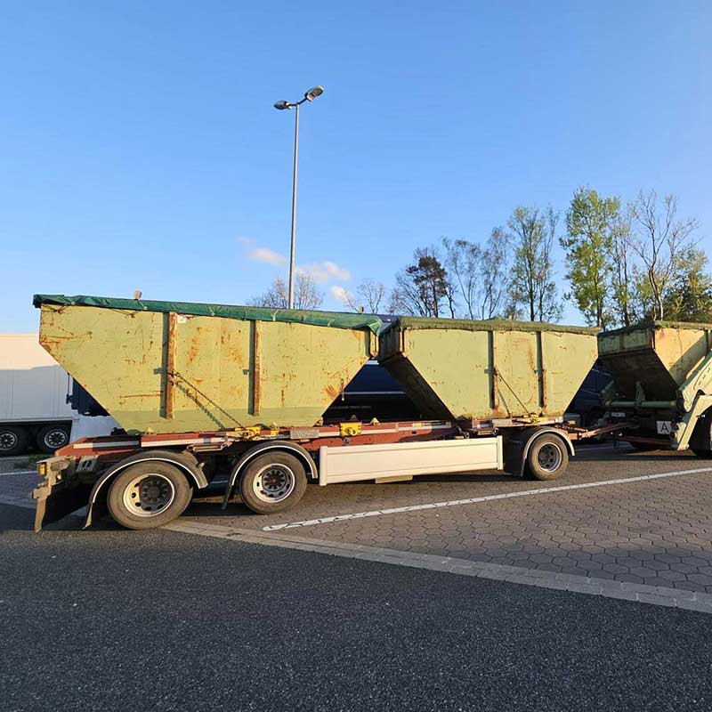 Grüner Containertransport von Aluminium Krüger auf einem LKW-Anhänger