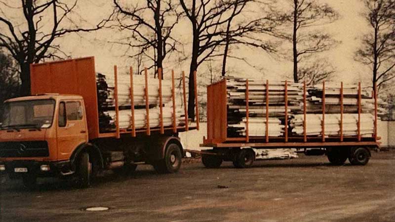 Historischer Aluminium Krüger LKW mit Anhänger, beladen mit Aluminiumplatten